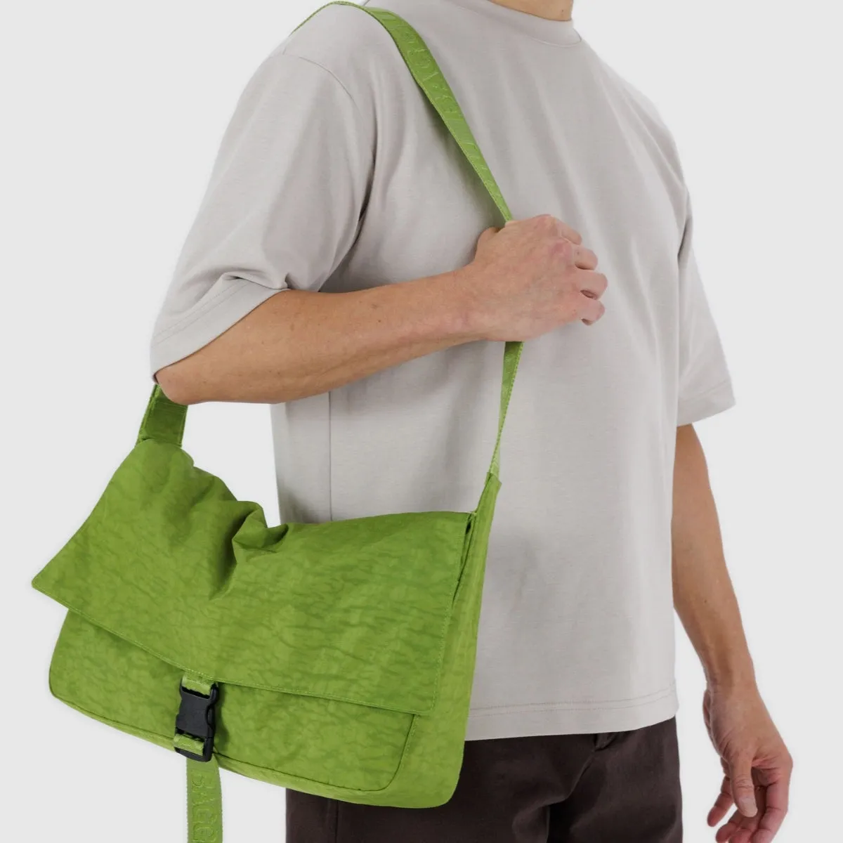 Baggu Nylon Messenger Bag in Green Juice