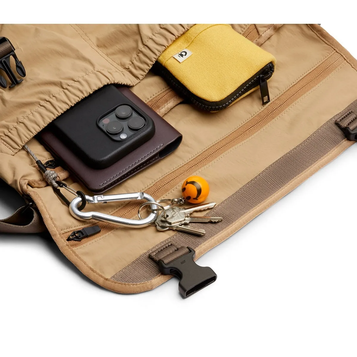 Bellroy Cinch Messenger in Sand Dune