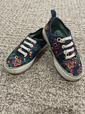 Disney slip on sneakers Snow White theme size 9 - size Shoes:           9 & 9.5 (Little Kid)